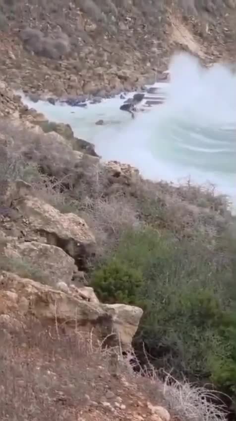 أمواج عاتية تحطم قاربين قبالة قبرص وتودي بحياة شخص