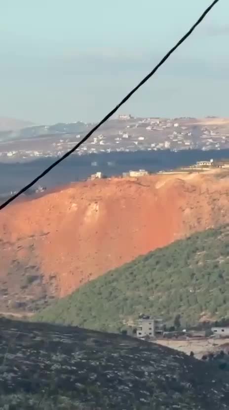 انهيار جزء من جبل القنطرة جراء تفجيرات إسرائيلية متتالية