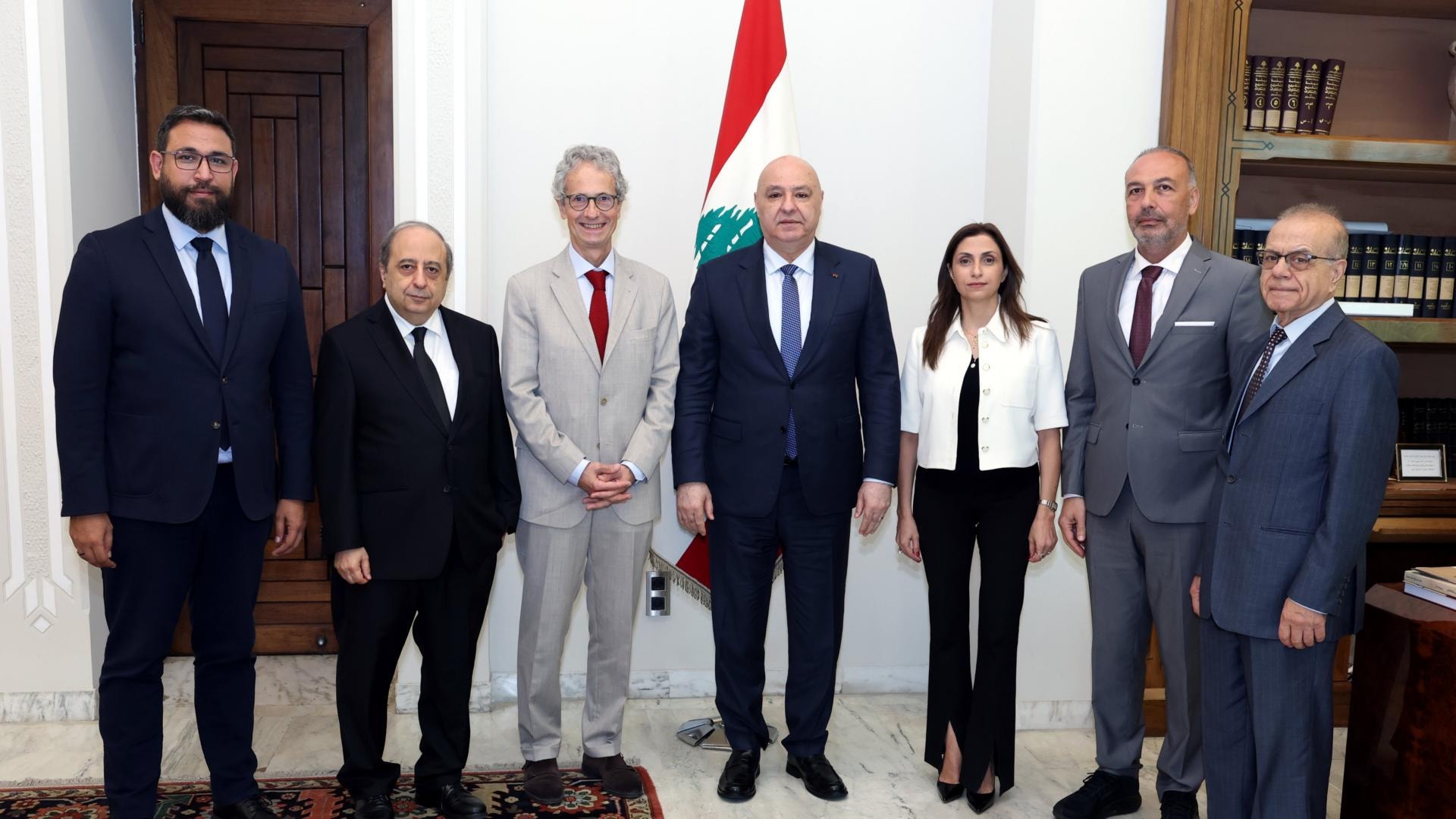عون عرض مع الرئيس العالمي لمنظمة الشفافية الدولية لعملها في لبنان