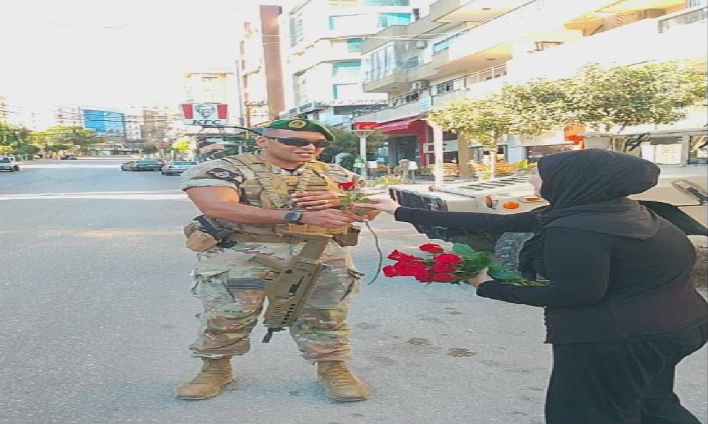 أهالي النبطية يستقبلون الجيش بالورود!