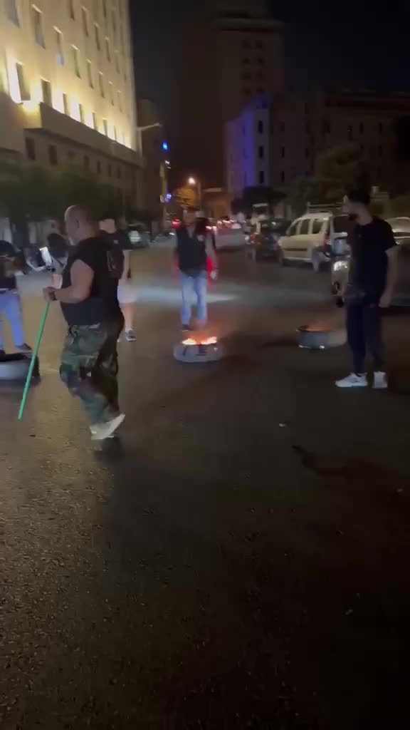 قطع طريق رياض الصلح بالإطارات المشتعلة احتجاجًا على الموازنة