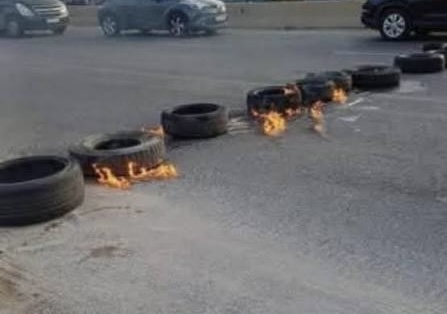 العسكريون المتقاعدون يقطعون أوتوستراد جبيل بالاتجاهين