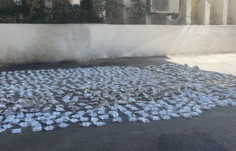 الجيش يوقف 10 أشخاص ويضبط أسلحة وذخائر ومخدرات وأموالًا مزورة في عدة مناطق