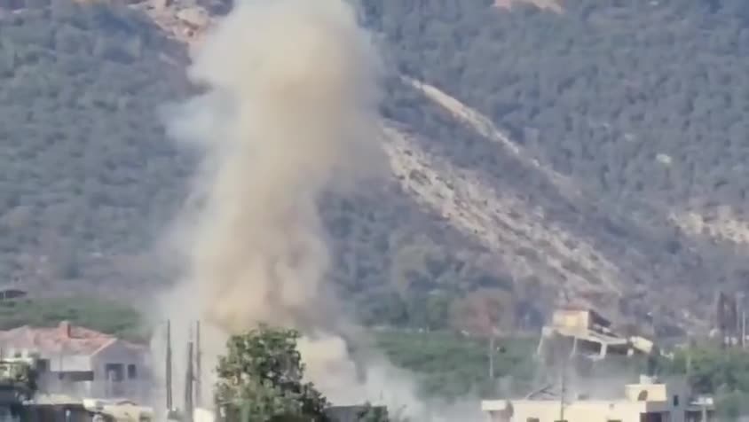 بالفيديو - القوات الإسرائيلية تحرق منزلًا شرقي الخيام وتنفذ تفجيرات في المنصوري