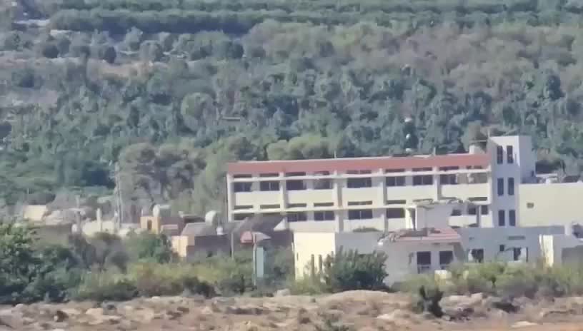 محلقة اسرائيلية تنزل موادا متفجرة على سطح مدرسة المنصوري