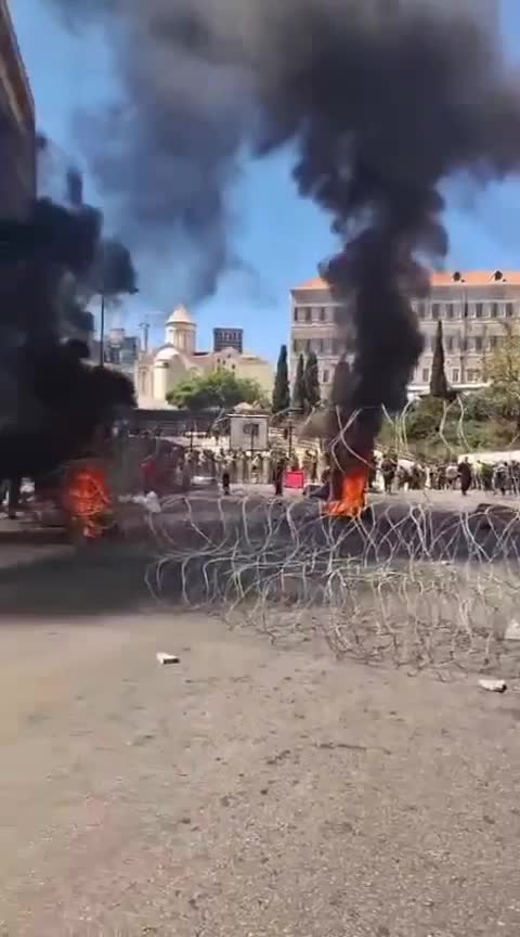 العسكريون المتقاعدون والموظفون يتقدمون باتجاه السراي الحكومي
