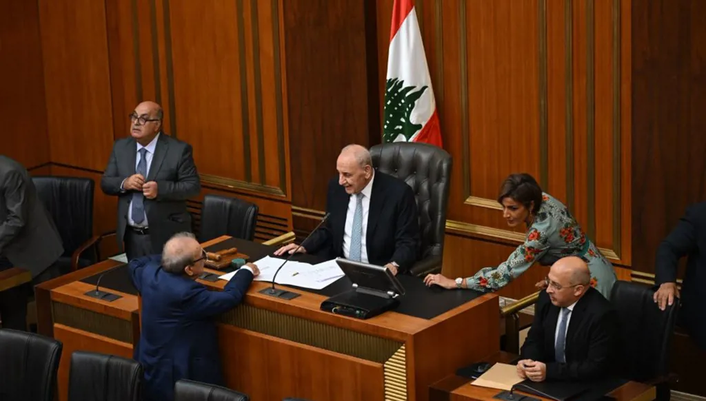 الثقة المتجدّدة للحكومة في نهاية جلسة المساءلة… باريس تحشد مجدداً الدعم الدولي للبنان وجيشه