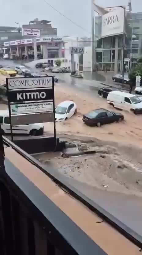 الأمطار الغزيرة تتسبب بتشكّل سيول على طريق المكلس