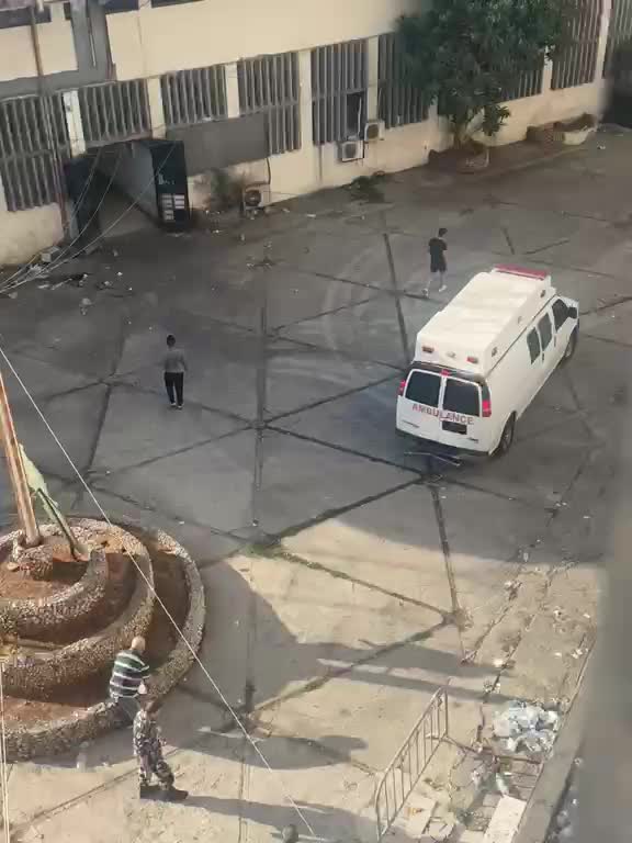 بالفيديو: نقل سجين في رومية إلى المستشفى بعد تدهور صحّته