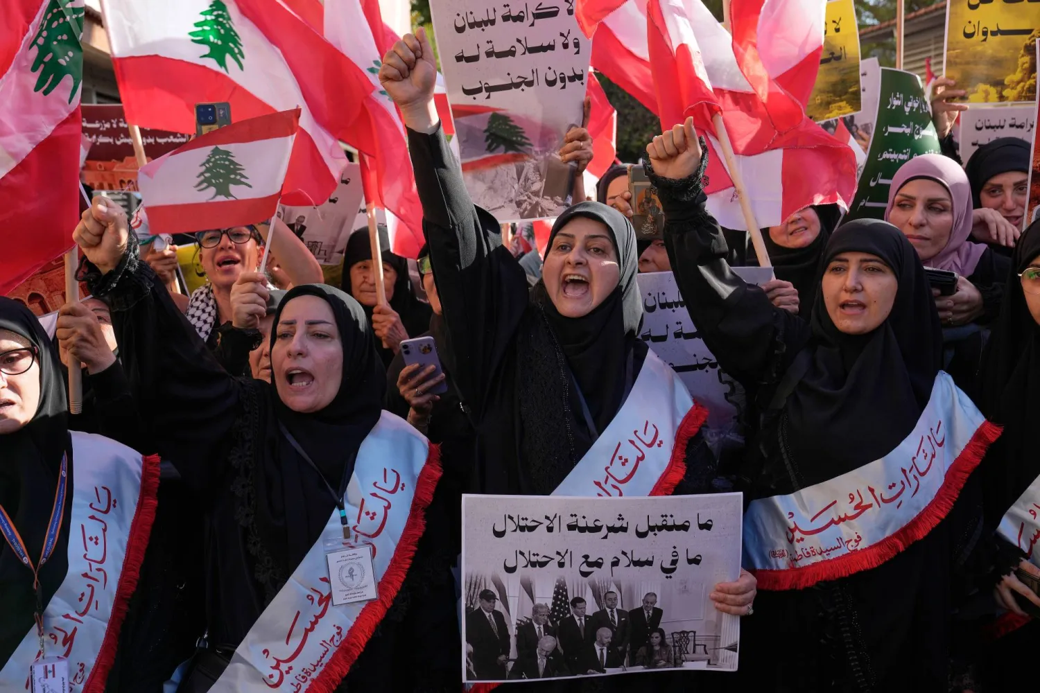 لماذا يرفض «حزب الله» الخروج من الحكومة ويتفادى إسقاطها؟<br />
يخشى العزل ويراعي توجيهات بري بعدم التصعيد في الداخل