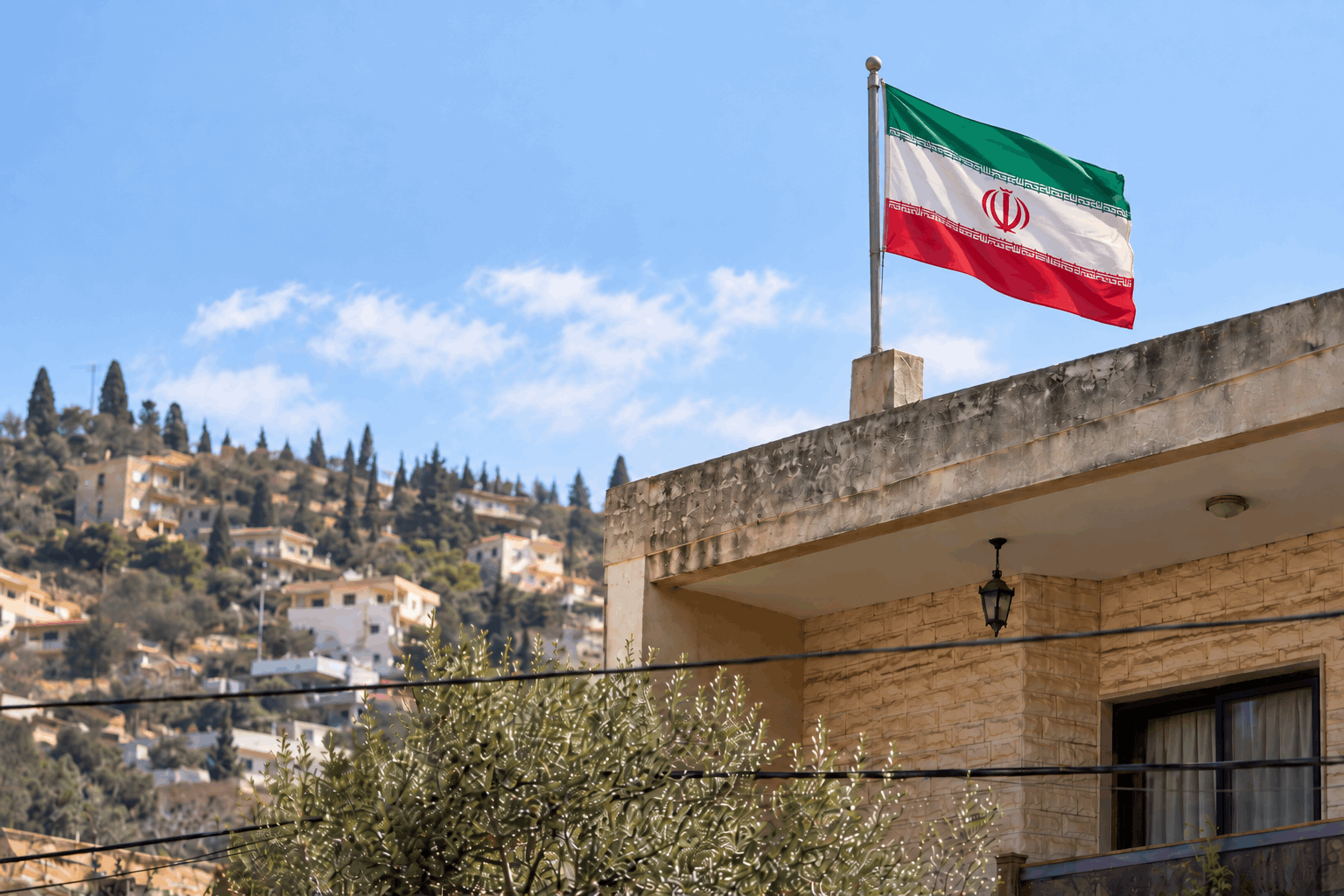 القضاء يأمر بإزالة علم إيراني من منزل في حومين الفوقا
