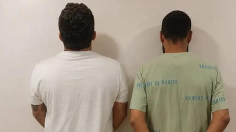 يحتجز فتيات ويفرض 