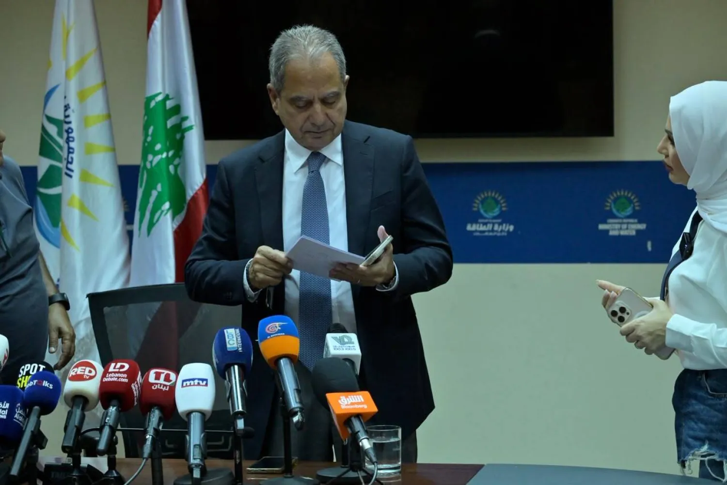 اعتكاف وزير الطاقة عن حضور جلسات الحكومة في لبنان<br />
الدستور لا يعرف «الاعتكاف» ولا يرتب عليه نتائج قانونية