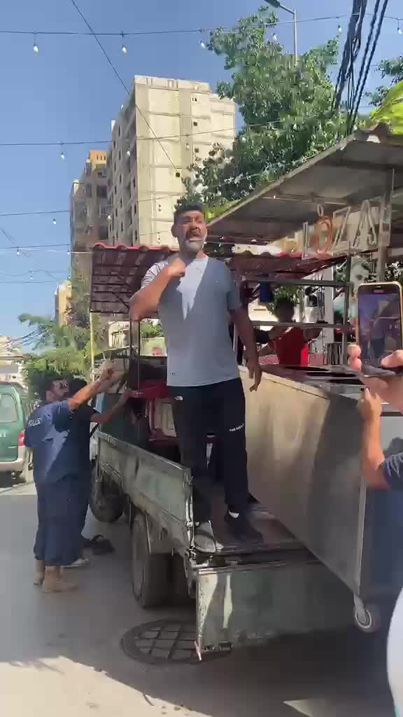 بالفيديو - صاحب بسطة في الضاحية يحتج على حجزها