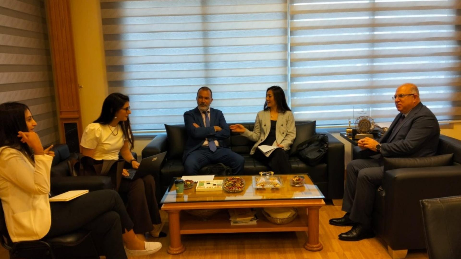 وزير العمل بحث مع وفد من البنك الدولي في سبل التعاون