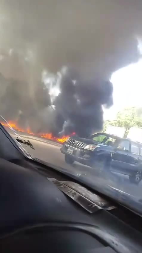 محتجون يقطعون الطريق عند نزلة السلطان ابراهيم