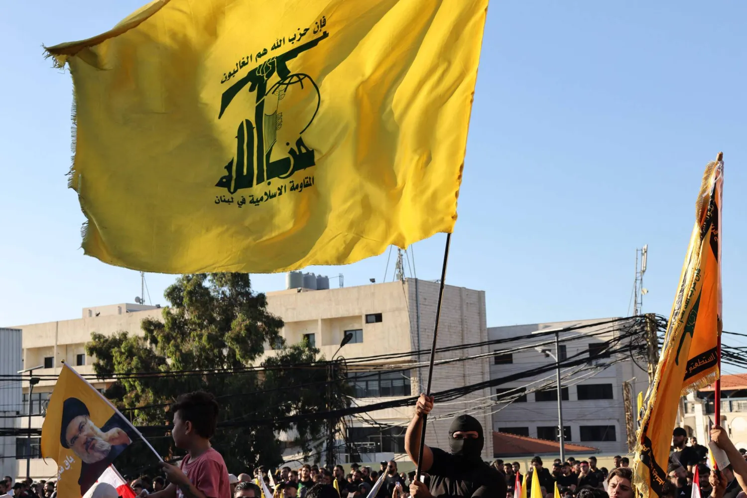 القضاء اللبناني يتوسّع بالتحقيق في شحنة أسلحة «حزب الله»
أحد الموقوفين ابن قيادي في «سرايا المقاومة»... وتخوف من عودة الاغتيالات