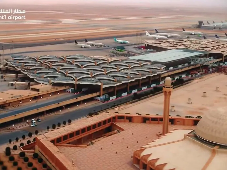 السعودية: وفاة باكستاني وإصابة 11 آخرين في اعتداء على مطار الرياض