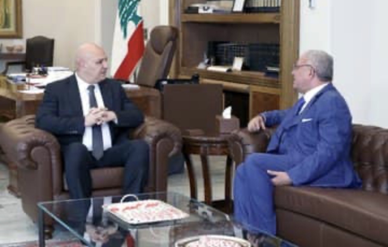 الرئيس عون عرض ونهاد المشنوق للأوضاع