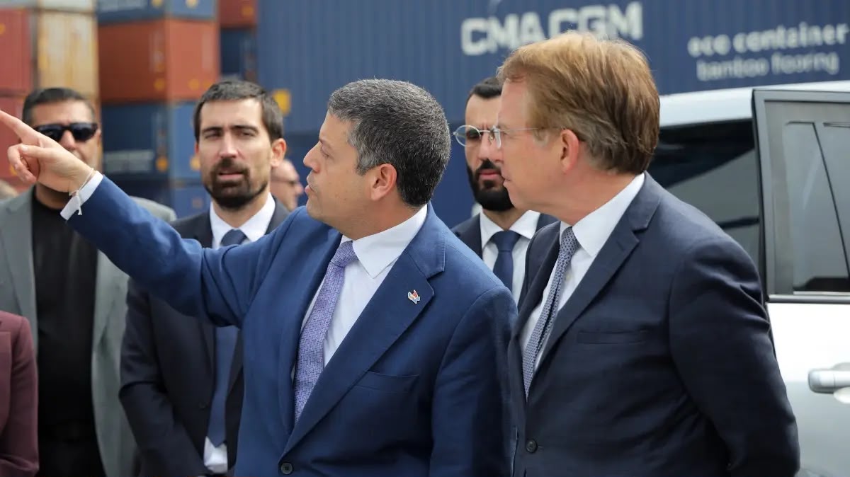 السفير الفرنسي يزور مرفأ بيروت ويؤكد دعم فرنسا لجهود إدارته