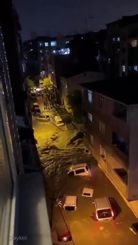 بالفيديو- فيضانات واسعة في إسطنبول تغمر السيارات والمنازل وتعليق الدراسة البوم