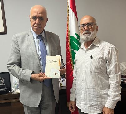 القصيفي يتسلم من سمعان كتابه 