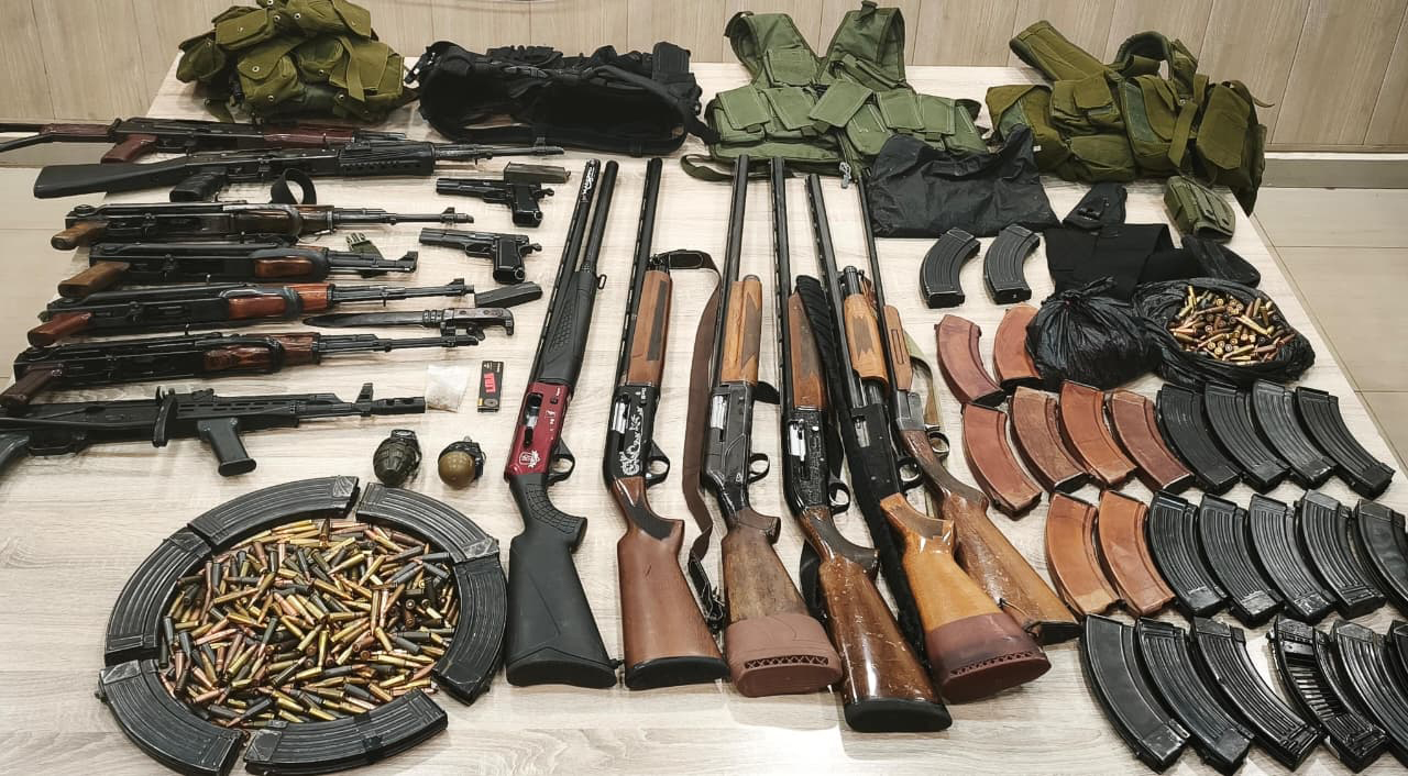 الجيش يعلن مقتل مطلوب خلال دهم في تمنين التحتا وتوقيف 16 شخصًا