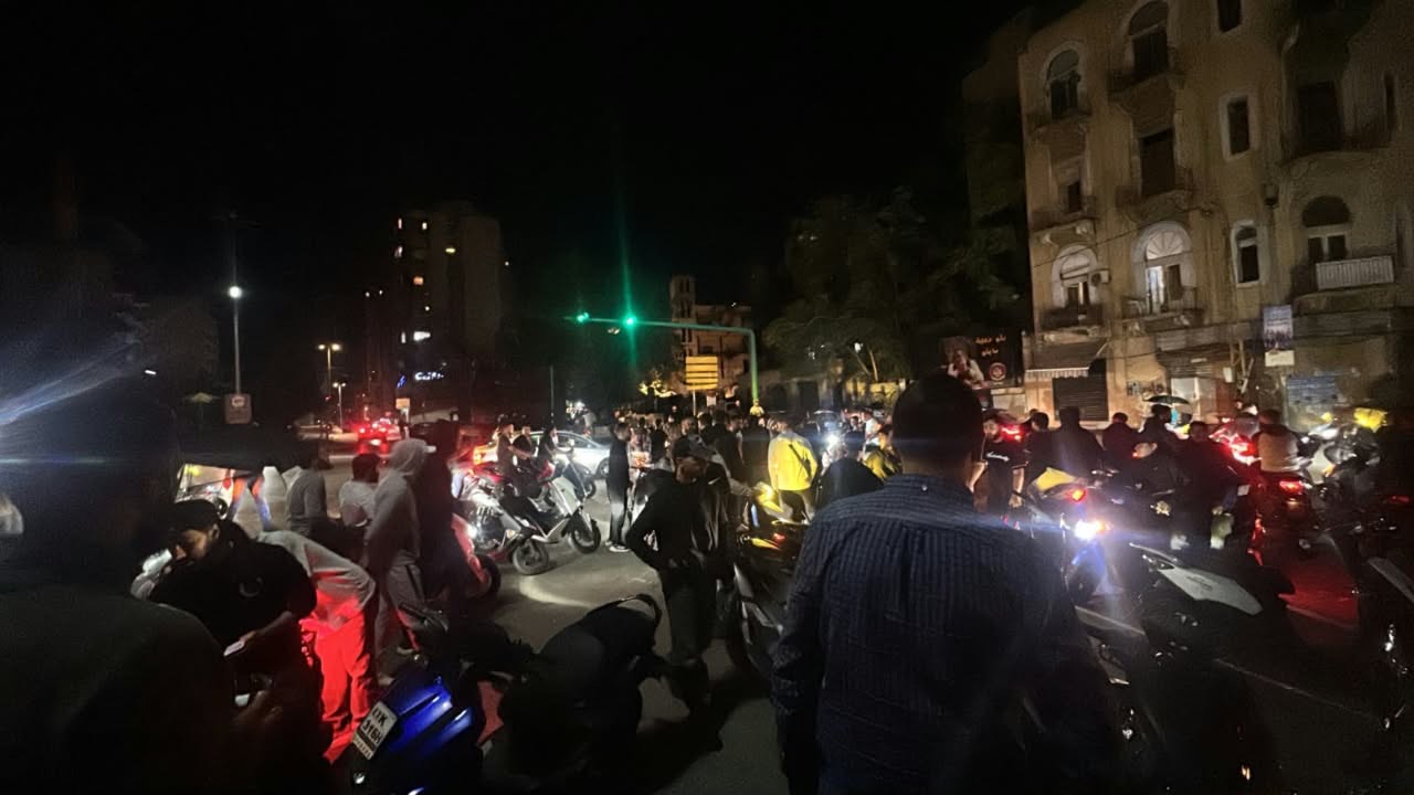 تجمعات لمناصري حزب الله في بيروت عقب تقارير عن استنابات قضائية بحق مسؤولين فيه