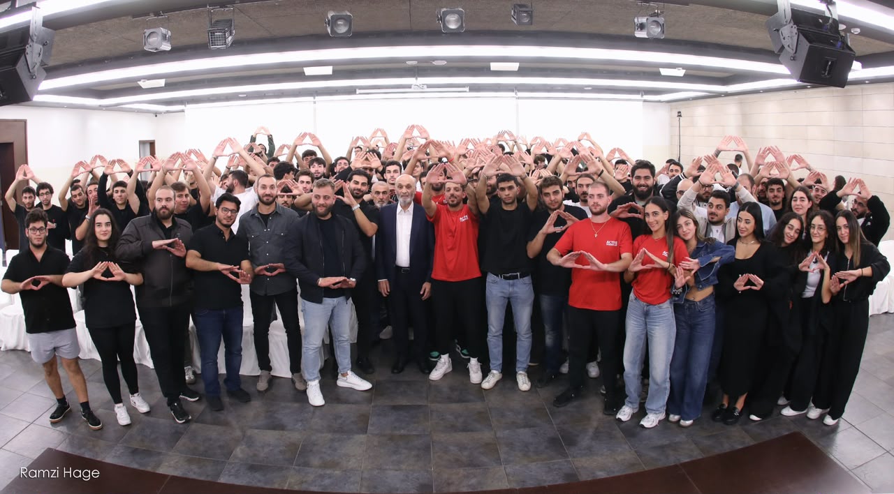 جعجع لطلاب «القوات»: المجتمع فتح لنا ذراعيه وثقته بنا مسؤولية كبيرة لبناء الدولة التي يحلم  بها اللبنانيون