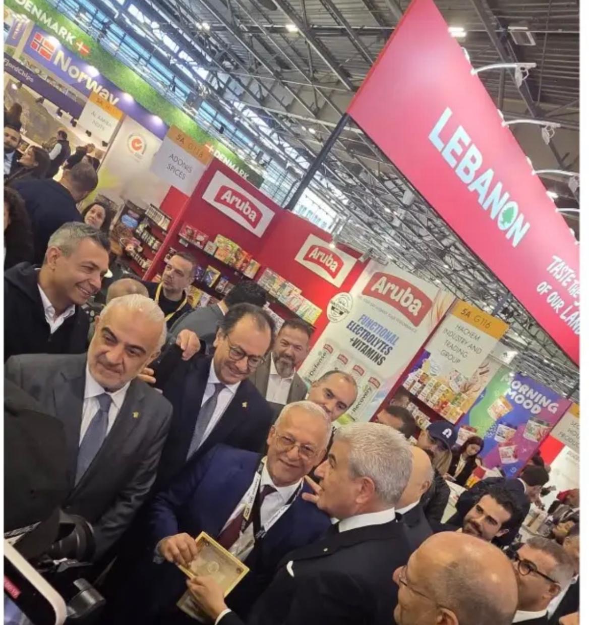 أسعد الحربري كرّم ريمون حولّي في معرض SIAL Paris تقديراً لعطاءاته