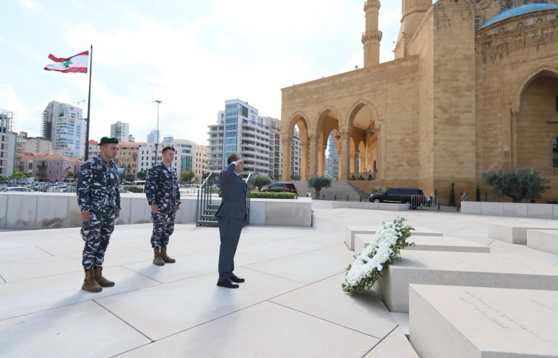 الحجار يضع إكليلاً من الزهر على ضريح وسام الحسن ويؤكد مواصلة العمل لحماية أمن لبنان وصون الدولة