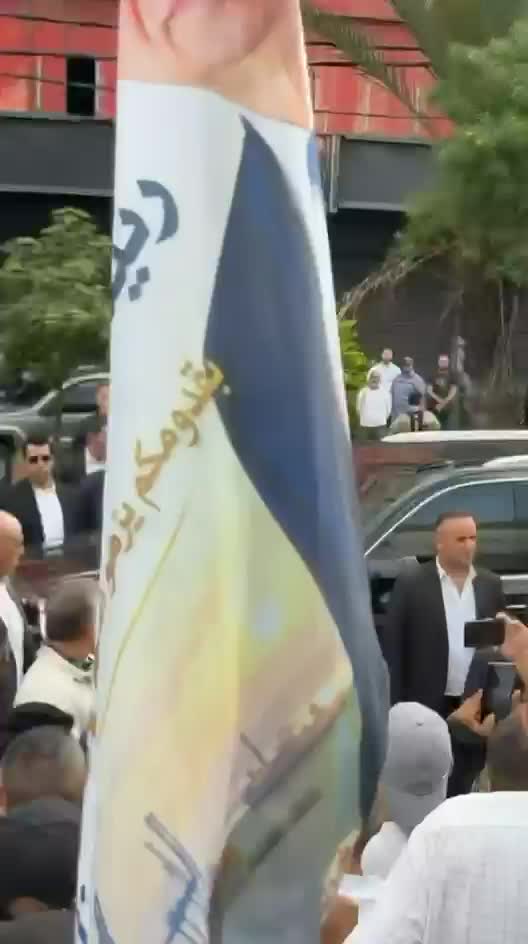 شباب طرابلس يستقبلون عون في ساحة النور بهتافات التأييد