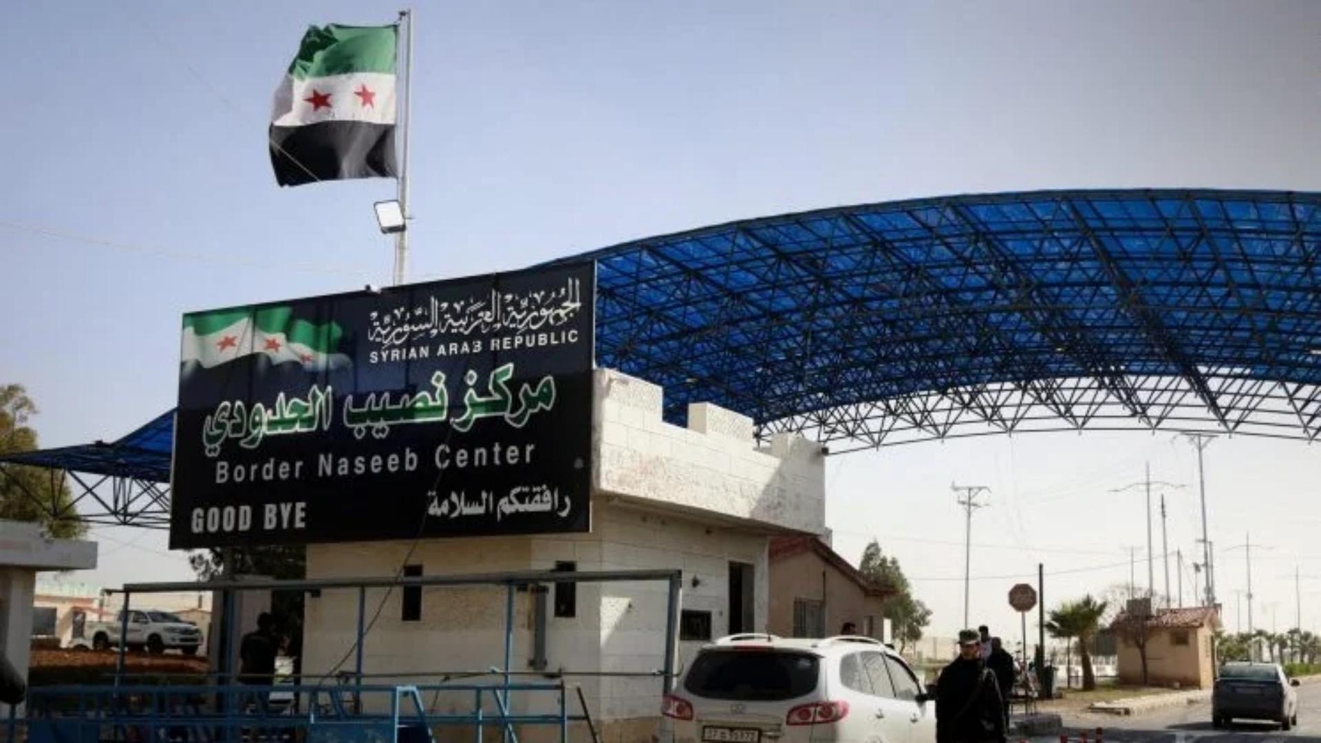 الشاحنات اللبنانية العالقة تدخل الأراضي الأردنية!