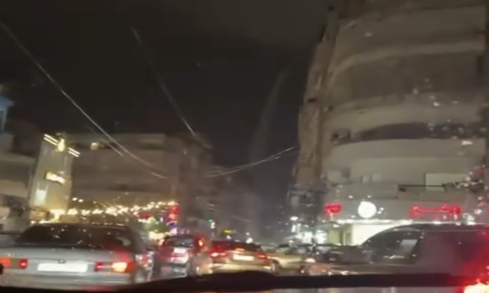 مواطن يوثق “شلالًا” في بيروت ويسخر: “روح غسلي السيارة ببلاش”