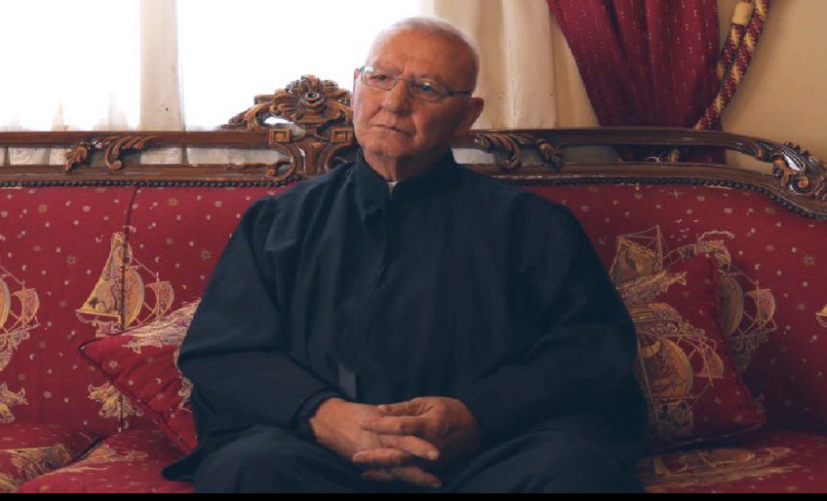 أهالي رميش ينفّذون وقفة تضامنية مع الأب العميل رفضاً لاستدعائه إلى التحقيق