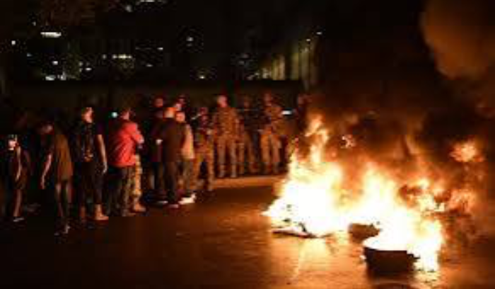 «خطوط تماس» بين ميقاتي و«حراك العسكريين»: حرائق ومسيِّلات للدموع!<br />
مجلس الوزراء يبدأ دراسة الموازنة.. وحرب المسيَّرات والمنصات من القطاع الغربي إلى القطاع الشرقي