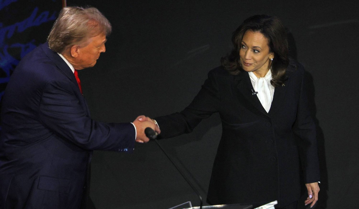 المرشحان الأميركيان  تصافحا في مستهل مناظرتهما<br />
ترمب يتهم  هاريس بأنها 