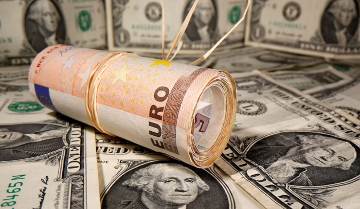 الدولار يرتفع وجولة على أسعار العملات