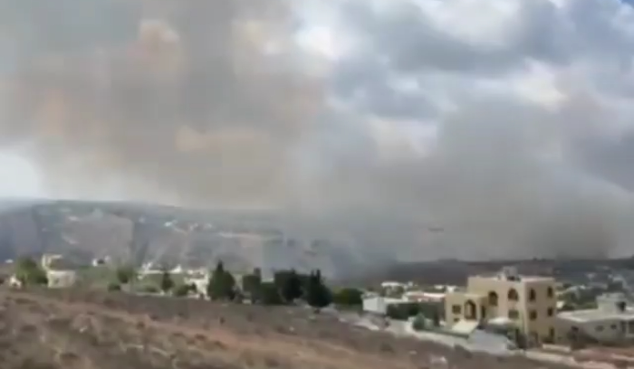 حريق على أطراف يحمر جراء قذيفة فوسفورية