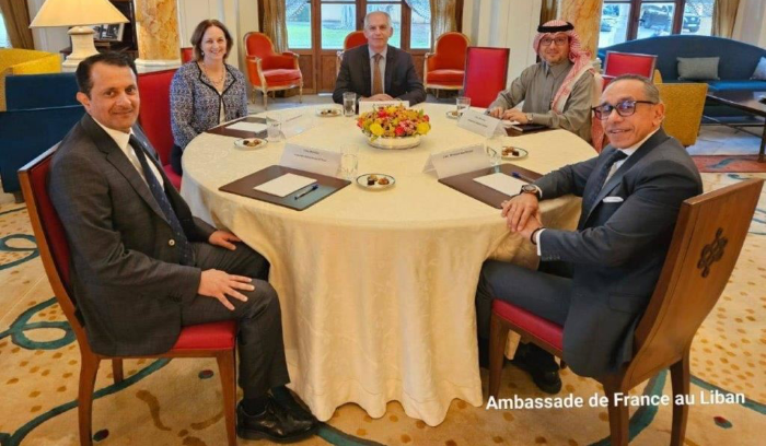 ديبلوماسيون في 