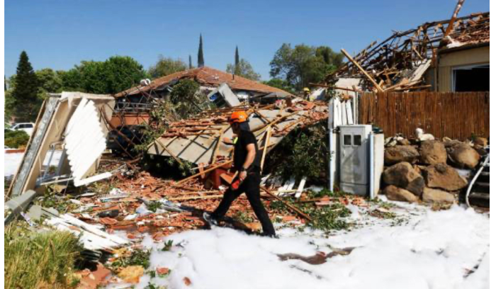 حماس لن تتراجع: وقف النار او لا اتفاق... الكاتيوشا والمسيّرات الانقضاضية تتساقط على القواعد الاسرائيلية<br />
«صواعق كهربائية» بين ميقاتي والتيار... لماذا تُرفض العروض الإيرانية؟