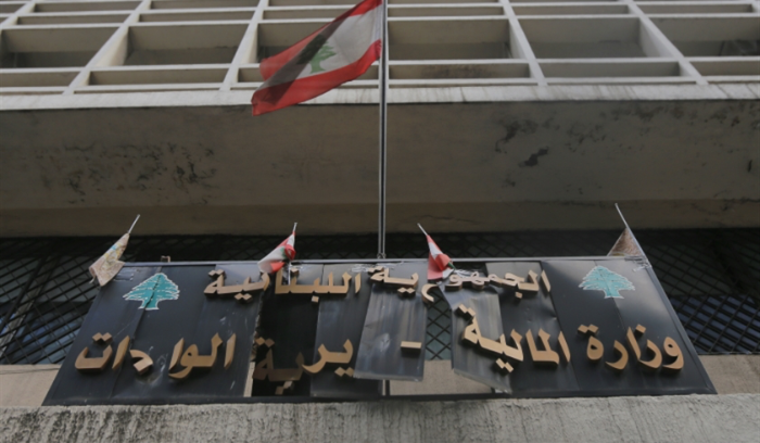 اقتصاد لبنان سيواصل الانكماش | ستاندر أند بورز: الدولار إلى 151 ألف ليرة في 2027