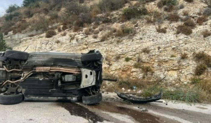 إصابة ثلاثة أشخاص حال أحدهم خطرة بانزلاق سيارة