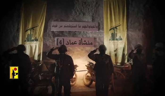 «حزب الله» يكشف عن أكبر أنفاقه بفيديو وُصف في إسرائيل بـ«التهديديّ»<br />
تجول فيه شاحنات محملة بصواريخ باليستية... ويلتزم بالردّ «على توقيته»