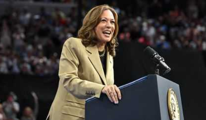 هاريس تتفوق على ترامب في 3 ولايات حاسمة