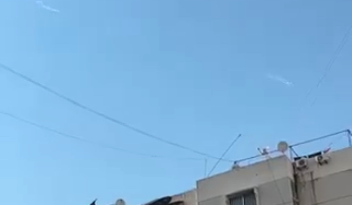 خرق جدار الصوت مرتين  وإلقاء بالونات حرارية فوق العاصمة