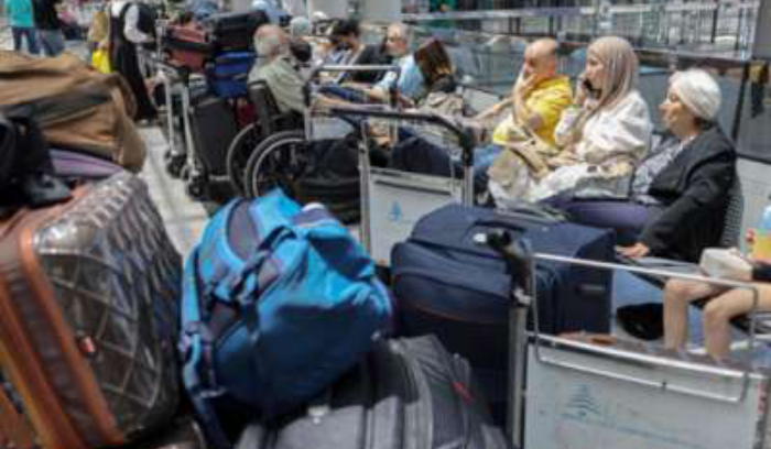 اللبنانيون  يستعدون لـ«الحرب»: المطار يزدحم بالمغادرين والمستشفيات تجري مناورات<br />
دول تحذّر رعاياها وشركات طيران تعلّق رحلاتها