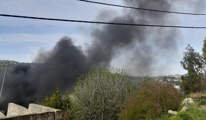 إصابة شخص باستهداف سيارة في بلدة بيت ليف