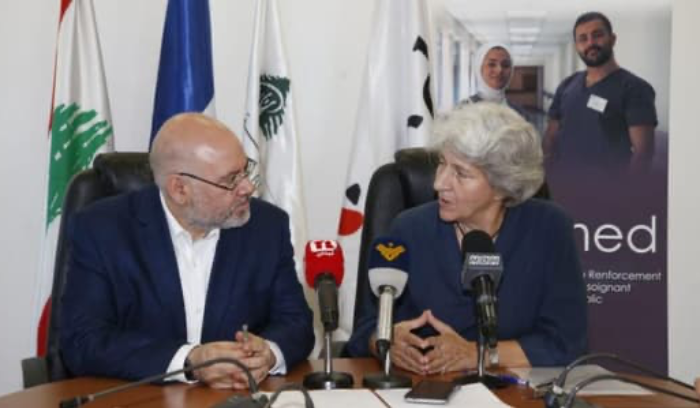 الأبيض: الوزارة ستبقى دائمًا إلى جانب العاملين في المستشفيات الحكومية