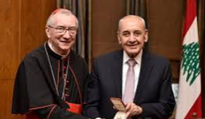 الموفد البابوي: الحل للرئاسة في عين التينة... «القفشات» بين فرنجية وباسيل «للزكزكة»<br />
عجقة وفود ديبلوماسية ومخابراتية في بيروت<br />
<br />
التهديدات بالحرب الشاملة «تتأرجح» واردوغان: انظار اسرائيل نحو لبنان